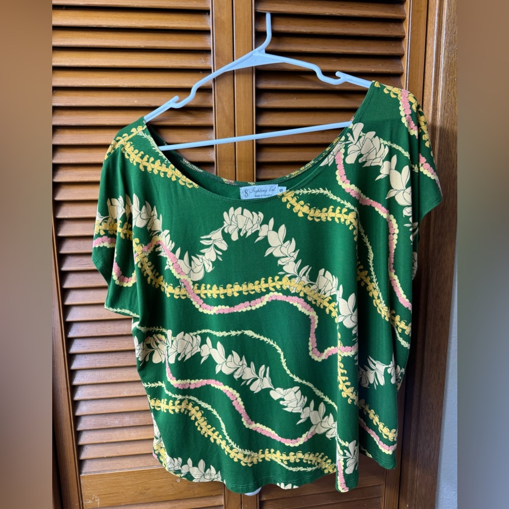 Fighting Eel Top Elena Size Small in Fern Flower Lei (gently used)